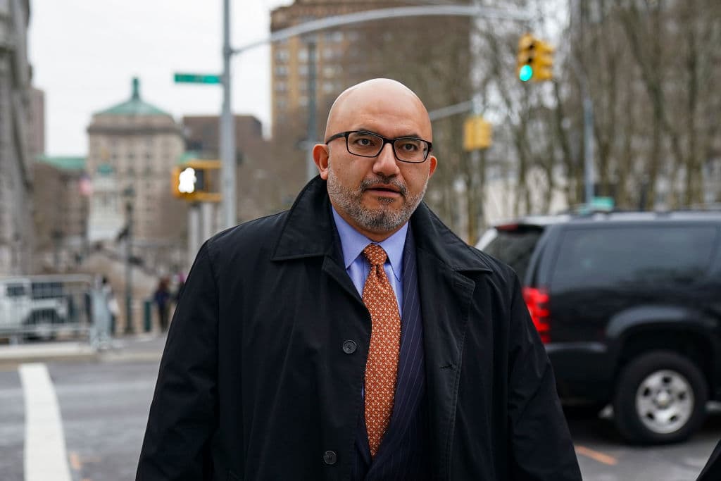 Una imagen de Eduardo Balarezo, ex abogado de Joaquín 'El Chapo' Guzmán, llegando al Tribunal de Distrito de los Estados Unidos en el Este de Nueva York, el 23 de enero de 2019.
<br>