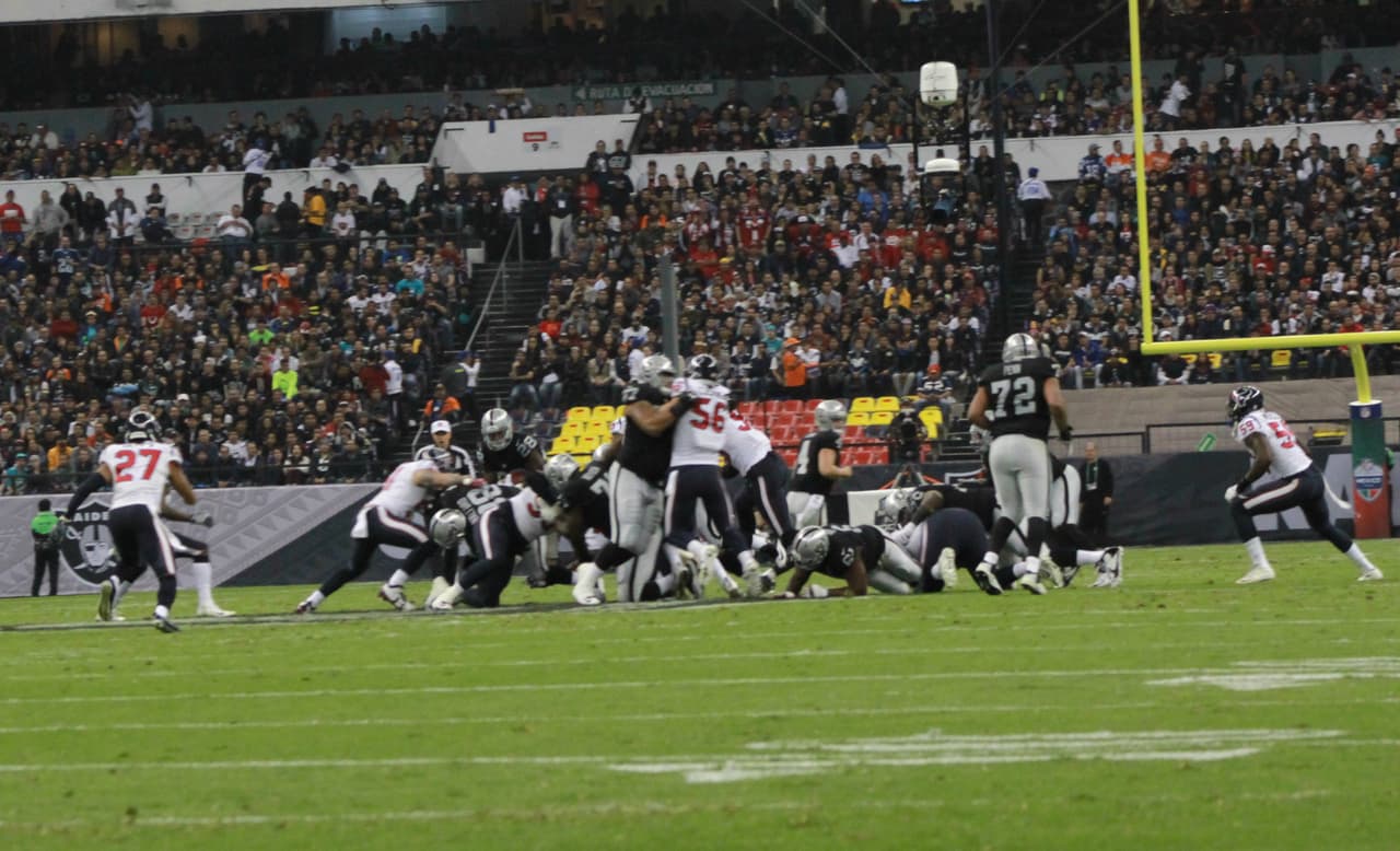 Te presentamos las mejores imágenes que nos dejó el juego entre Raiders y Texans en la cancha del estadio Azteca de la ciudad de México.