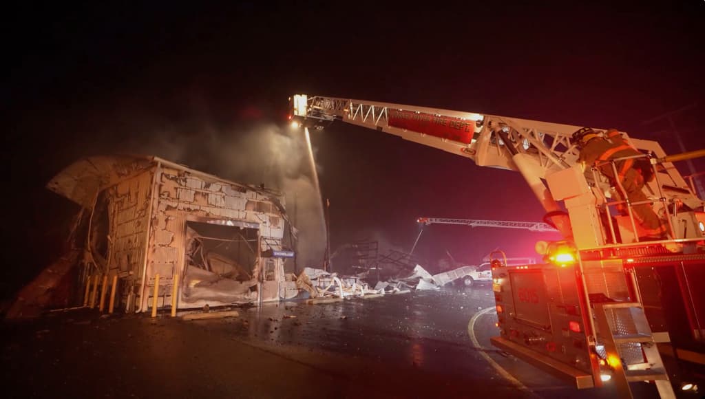Los equipos de emergencia establecieron un centro de comando unificado para coordinar operaciones.