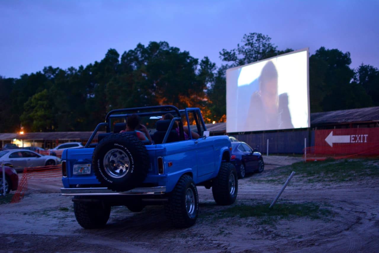 Los autocines fueron muy famosos en todo los Estados Unidos entre finales de los 1940 y 1960, y luego fueron decayendo hasta que prácticamente desaparecieron de las grandes ciudades.
<br>