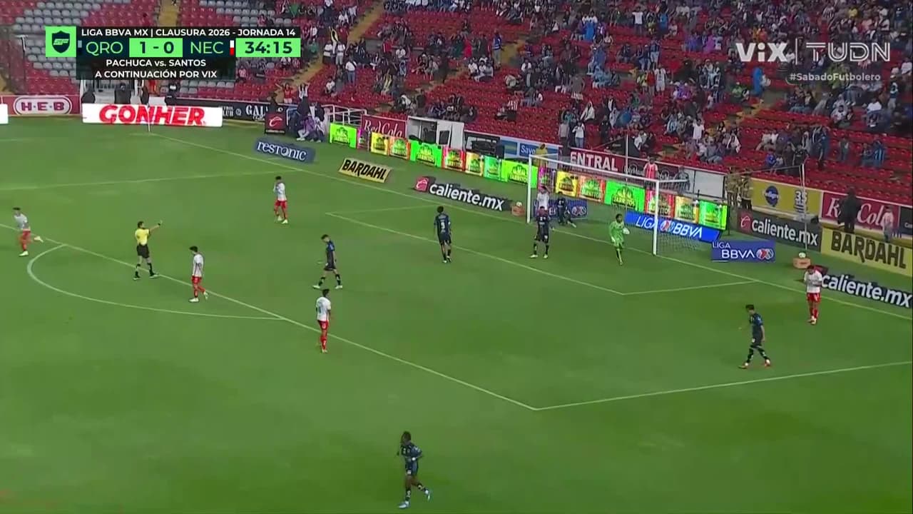 ¡Se salvan los Gallos Blancos! Esférico pega en el poste