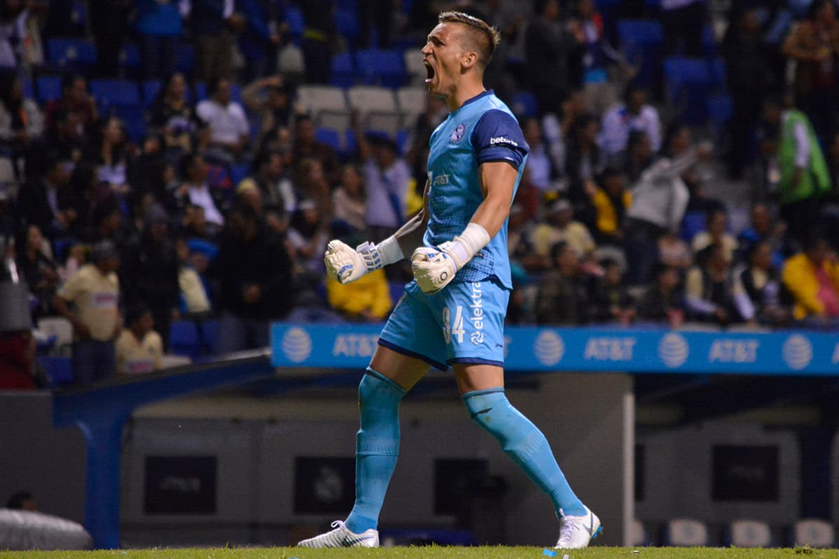El arquero uruguayo del Puebla, Nicolás Vikonis, celebró el empate de su equipo con mucha efusividad.