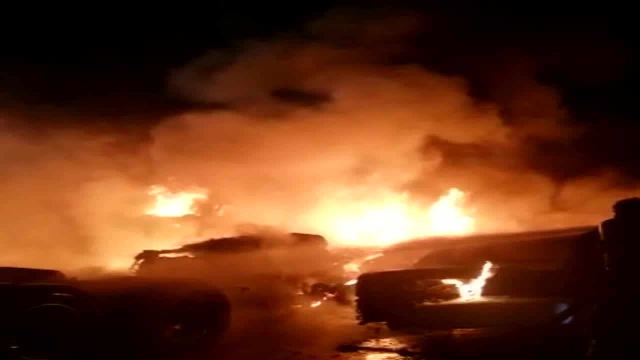 Incendio consume varios camiones en un estacionamiento de Miami-Dade 