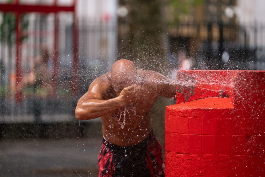 Niños y adultos han aprovechado para refrescarse en fuentes y parques de sus comunidades.
