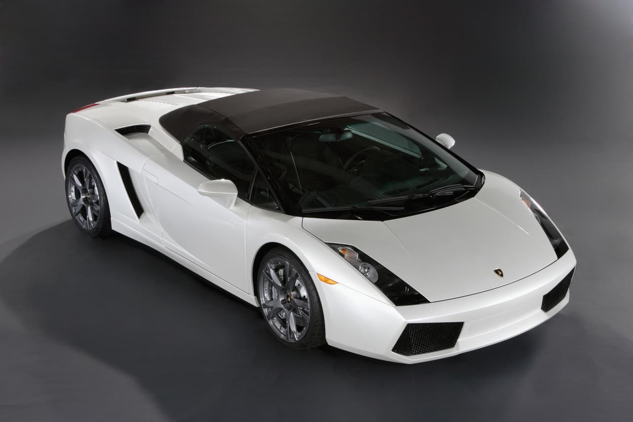 En su última edición 2013, el Lamborghini Gallardo Spyder podía comprarse por un precio inicial de 240,000 dólares. Actualmente puede encontrarse en el mercado de autos usados de lujo por un estimado de 180,000 dólares.