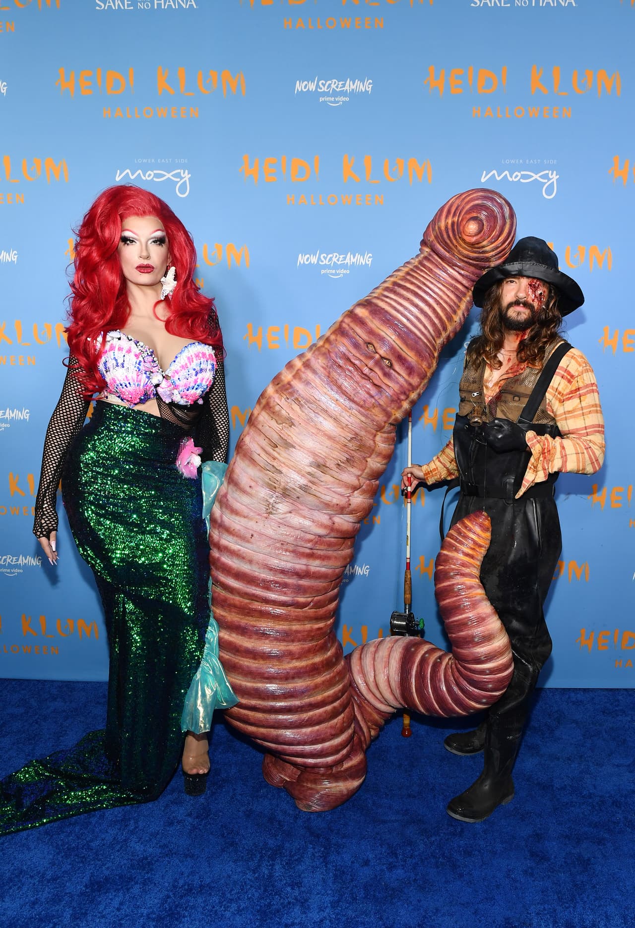 Todos querían una foto con el impresionante bicho que estaba enganchado en la caña de pesca de su esposo Tom Kaulitz, ex integrante de Tokio Hotel, quien iba disfrazado de pescador. Su cuñado Bill Kaulitz también posó con Klum vestido de sirena.