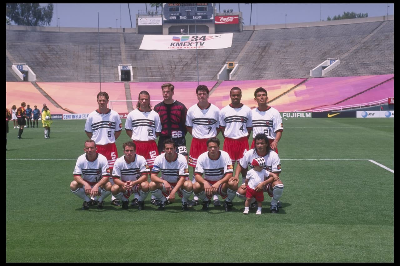 El primer equipo grande de la MLS fue D.C. United, quienes lograron ganar la MLS Cup en el año inaugural de 1996 y luego repitieron en 1997 de la mano del boliviano Marco “El Diablo” Etcheverry. El club rojiblanco ganaría dos títulos más en ’99 y ’04.