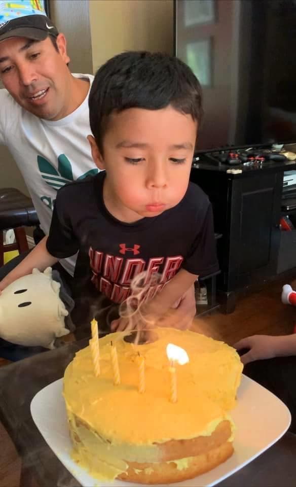 En la casa Alvarado hubo pastel y regalos, pero ni el cumpleañero Alex ni su mamá se esperaban una sorpresa de parte de sus abuelos.
