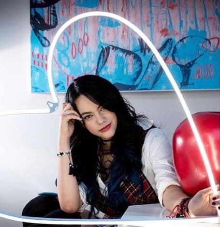 A los 15 años de edad participó en la serie 'La CQ' donde le dio vida a Clara Licona.