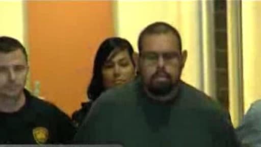 Arrestan a hombre que fue captado en video mientras empujaba y atropellada a una mujer