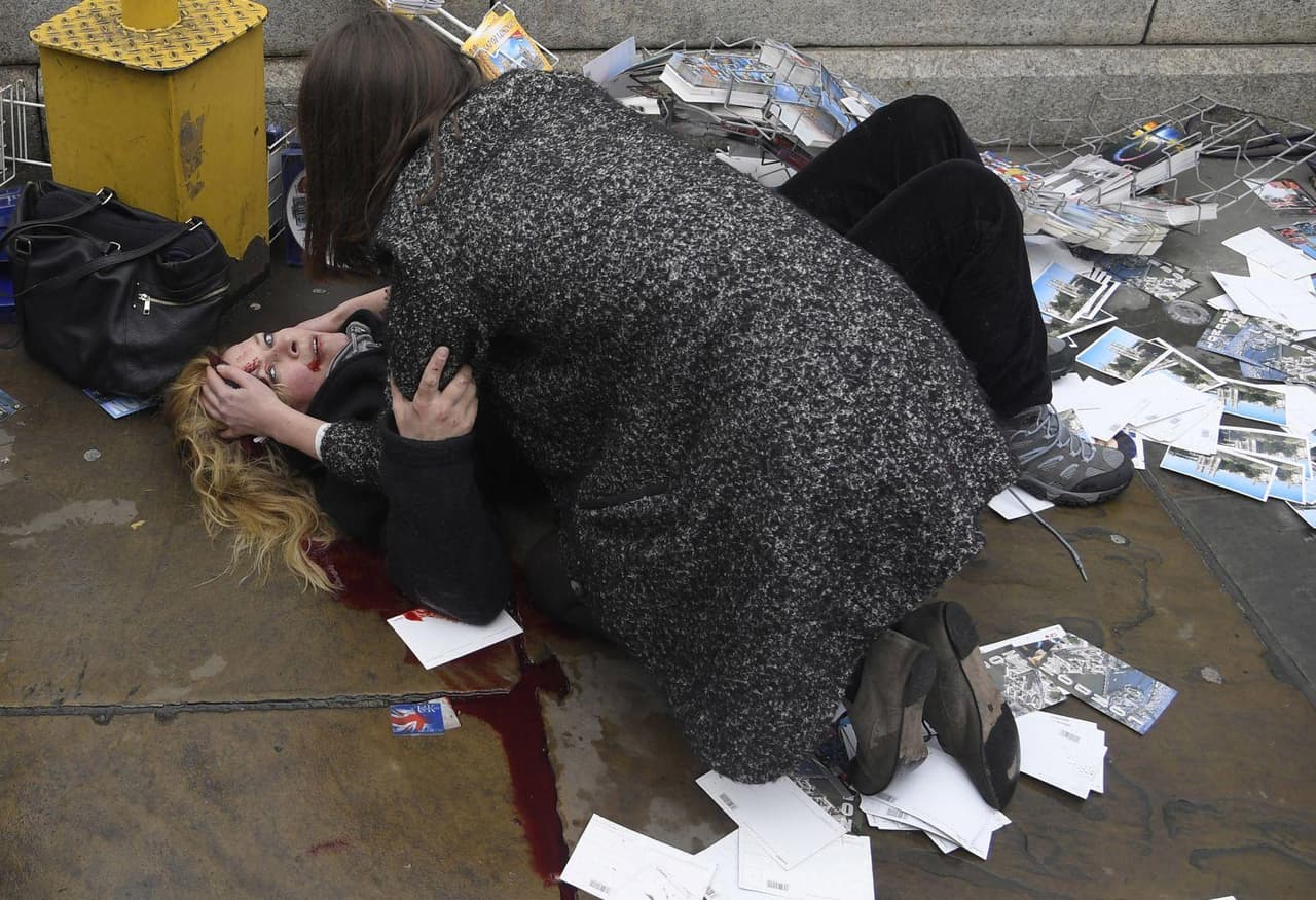 <b>Ataque frente al Parlamento británico. </b>El 22 de marzo de 2017 un sujeto a bordo de un auto atropelló a varias personas en el puente adyacente al Parlamento de Reino Unido en Londres antes de estrellarse contra una de las cercas del edificio del legislativo. Esta imagen, captada por el fotógrafo británico de la agencia Reuters Toby Melville, 
<a href="https://www.univision.com/noticias/tiroteos/en-fotos-ataque-frente-al-parlamento-britanico-fotos">fue una de las más destacadas de esa cobertura</a>.