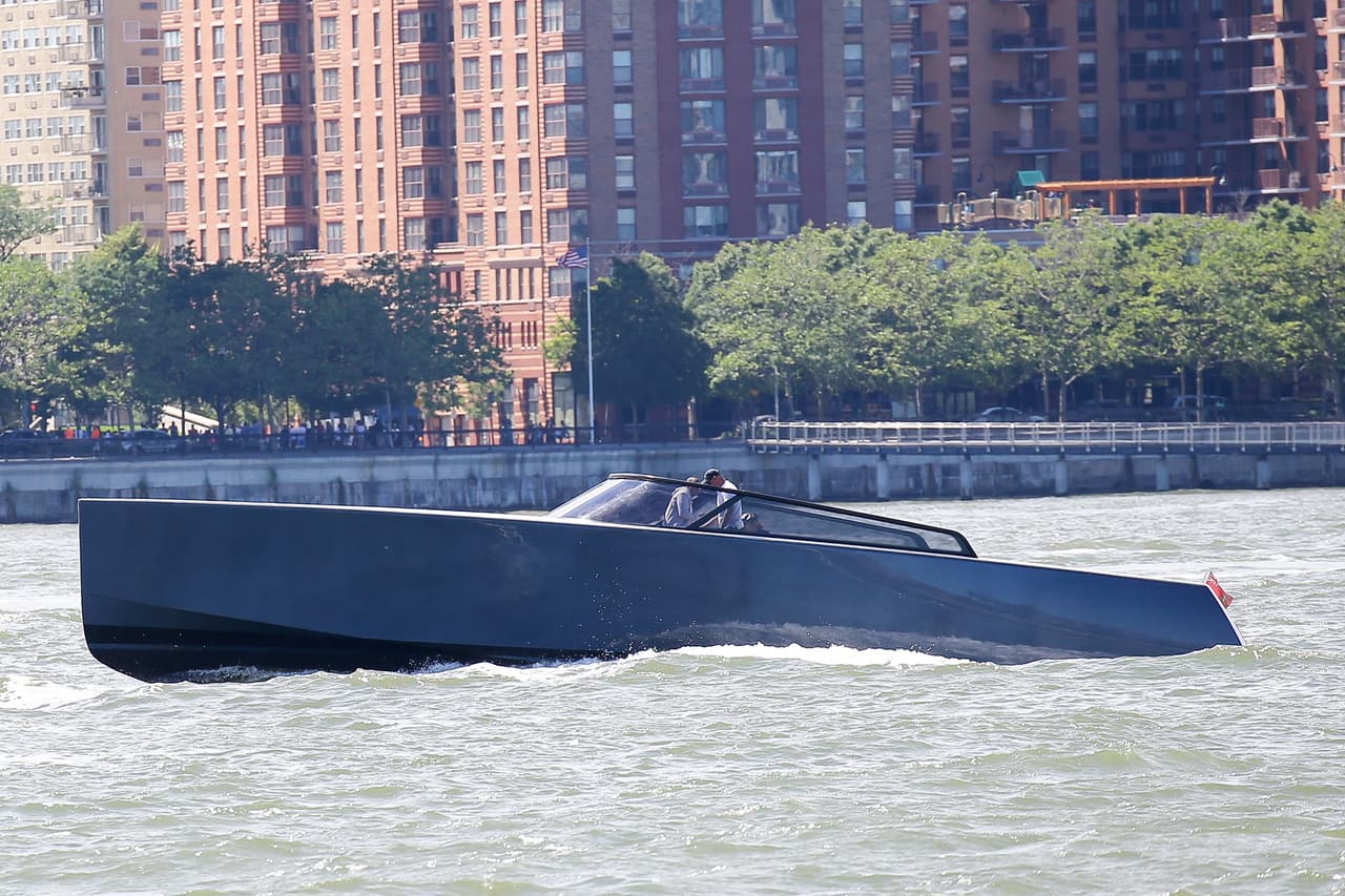 Este es el hermoso y exclusivo bote en el que pasearon por el río Hudson.