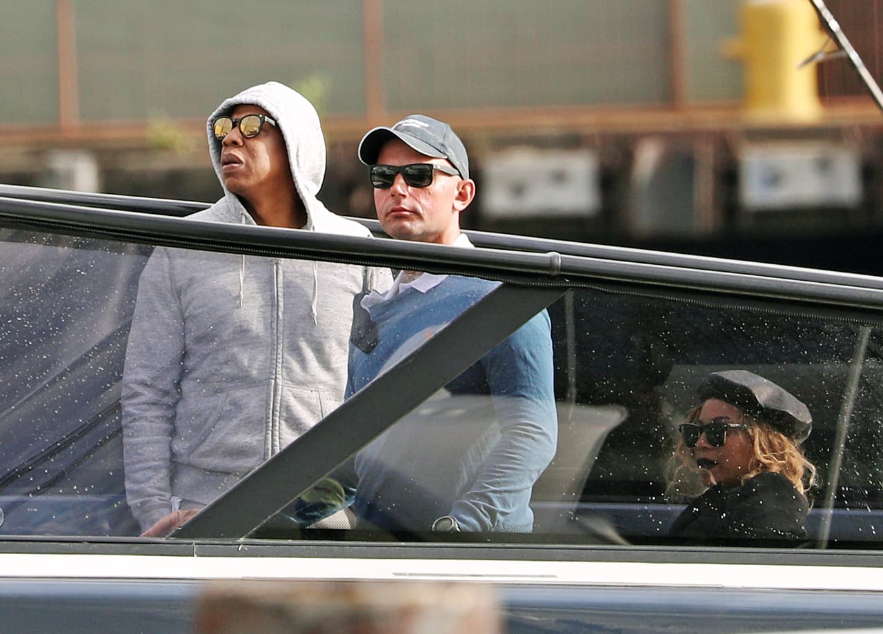 Jay Z se puso de pie para platicar con el capitán.