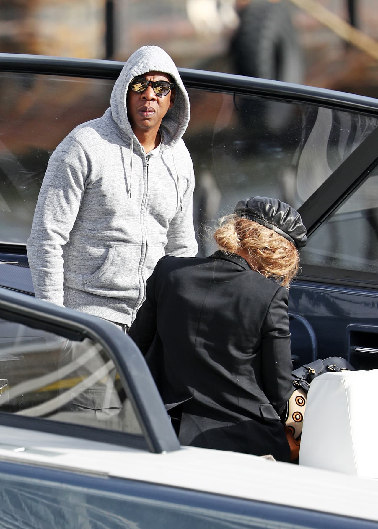 Mientras Jay Z miraba para un lado, su esposa buscaba otro punto donde enfocar su atención.