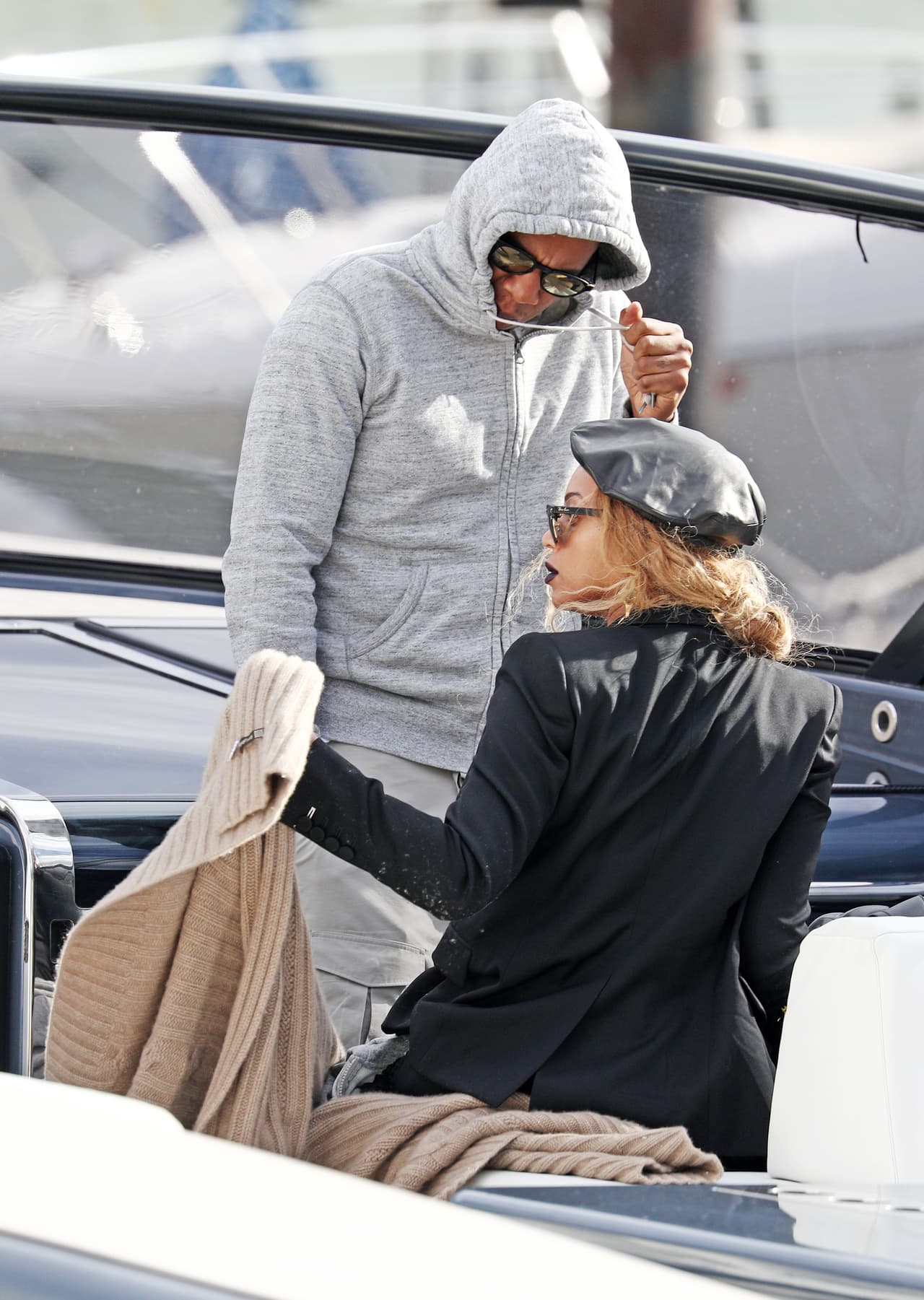 Se acomodaron en la embarcación sin lucir entusiasmados por el paseo.