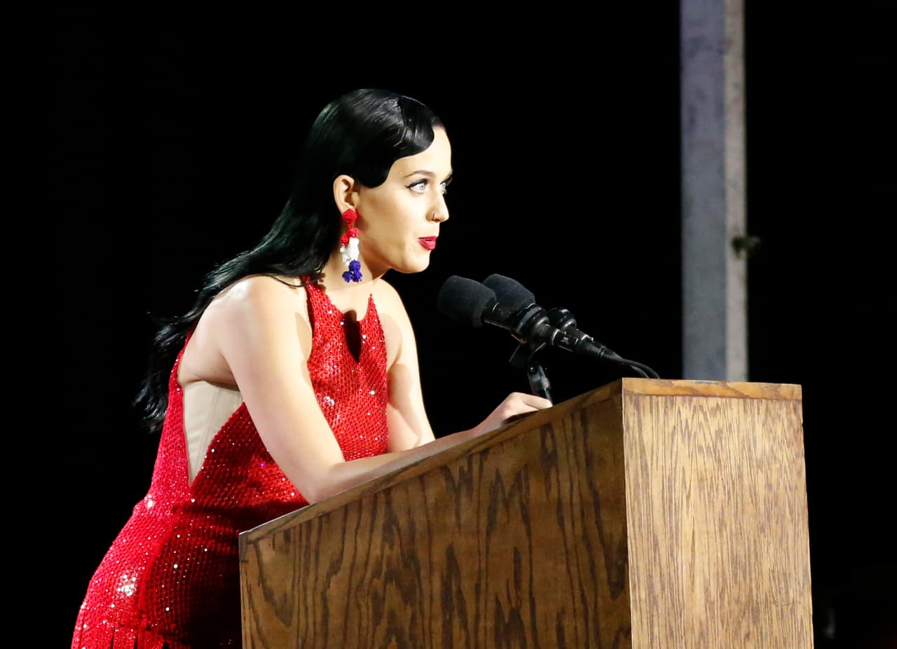 Katy Perry en uno de los múltiples conciertos que ofreción para la candidata demócrata.
