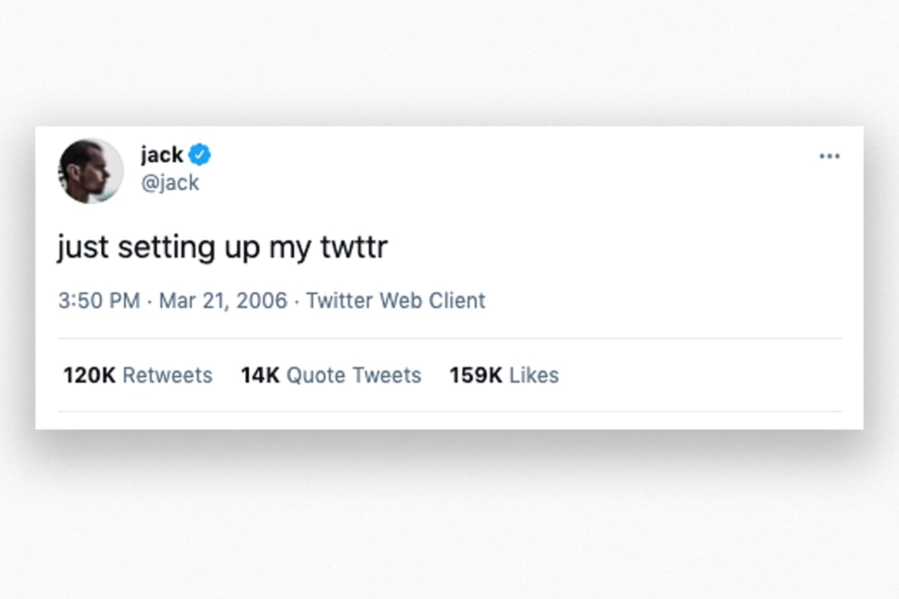Hace quince años, Jack Dorsey (del CEO de Twitter) escribió un mensaje en la red social del pajarito, que entonces estaba naciendo: “Simplemente configurando mi twttr”, decía. 
<br>
<br>Su mensaje se convirtió en el primer tuit de la historia y el punto de partida del lanzamiento de la red social global que se ha convertido en una controvertida y dominante plataforma de difusión de información en la sociedad todo el mundo. 
<br>
<br>El breve tuit del 21 de marzo de 2006 del CEO de 
<a href="https://www.univision.com/temas/twitter">Twitter</a> se vende ahora, 15 años después, en una subasta, con una oferta que alcanza los 2,9 millones de dólares. Dorsey ha dicho que donará los fondos a la caridad.
<br>