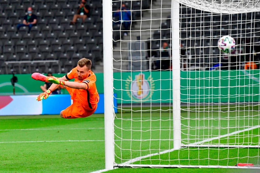 Müller estuvo cerca de ampliar la ventaja cinco minutos después, pero el cancerbero de Leverkusen no perdía concentración y reventaba el balón alejando para alejar el peligro.