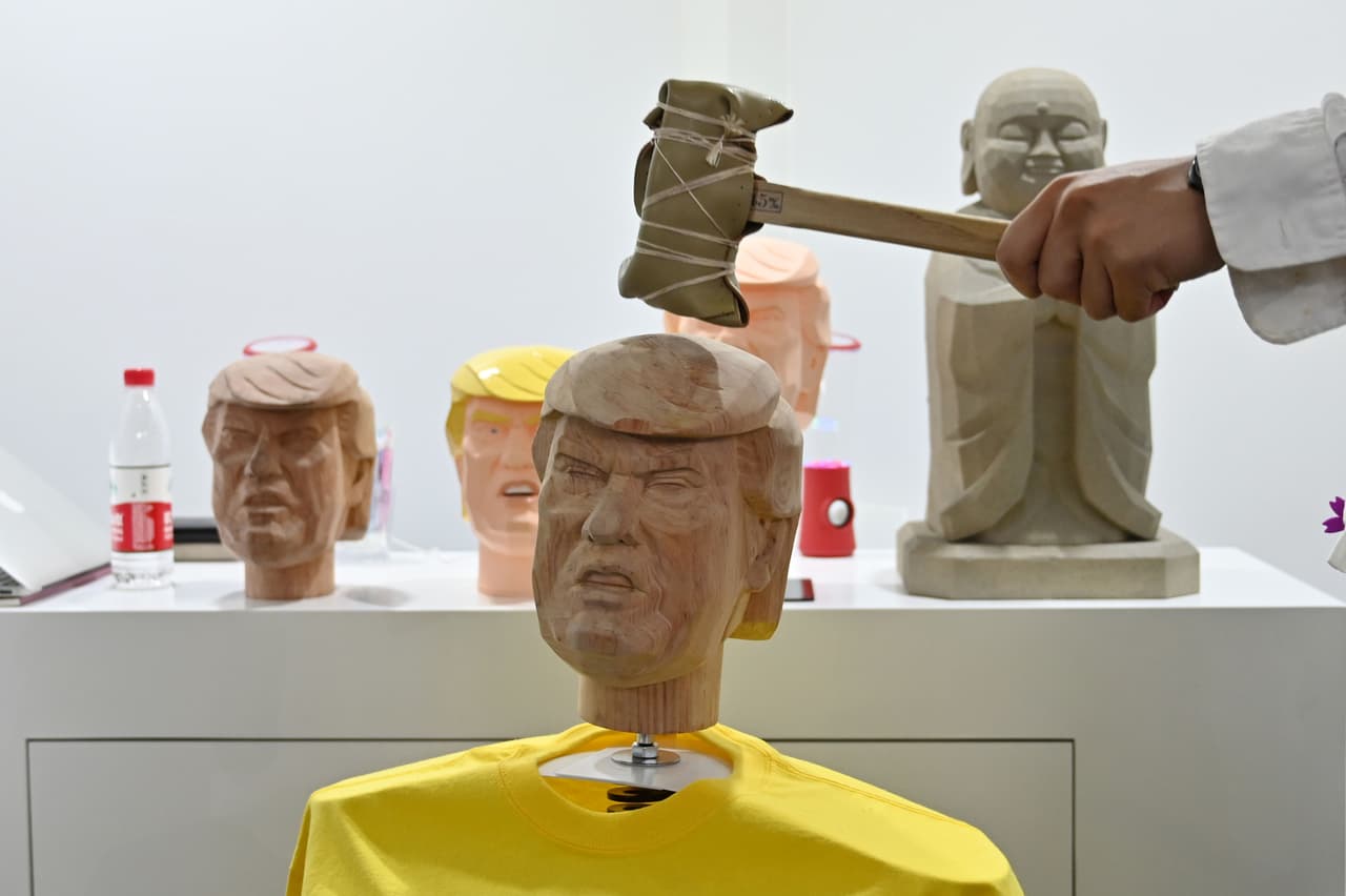 La feria CES Asia es la versión oriental de la exposición de tecnología más grande del mundo, que
<a href="https://www.univision.com/shows/noticiero-univision/innovacion-y-curiosidad-los-elementos-fundamentales-de-la-feria-tecnologia-ces-en-las-vegas-video">se celebra en Las Vegas, a principios de año. </a>En la fotografía una "estación de alivio del estrés" dentro de la exposición, donde una empresa tecnológica japonesa permite a los asistentes golpear una cabeza con la forma del presidente Donald Trump.