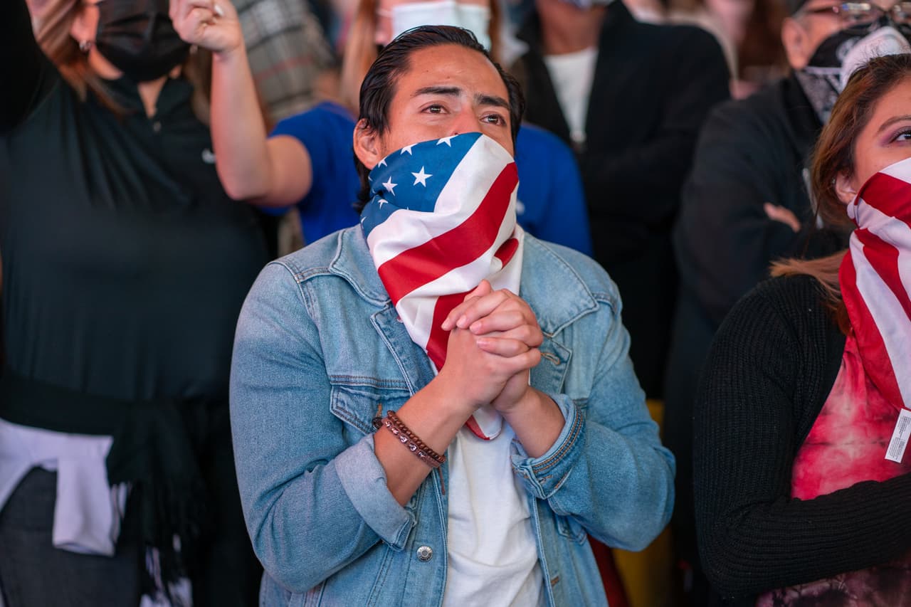 La gente escuchaba con detenimiento el primer discurso de Joe Biden como presidente electo en medio de la celebración que inundó las calles.