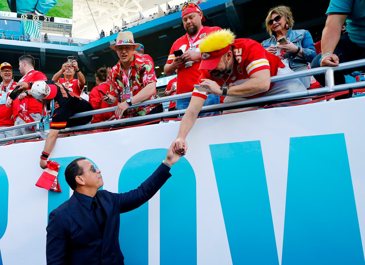 Álex Rodríguez, más serio que de costumbre, saludó a los fans, algunos de los cuales seguro estaban deseosos de ver actuar a su prometida, Jennifer López.