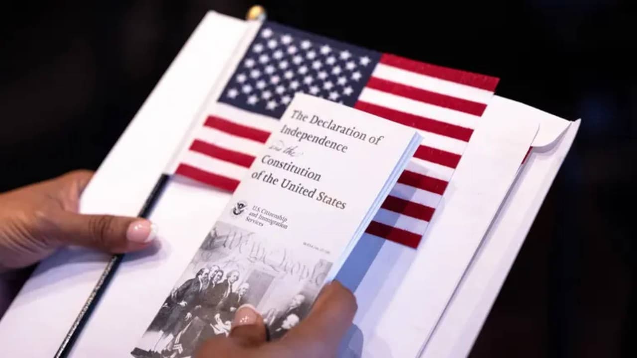 Administración Trump planea revocar la ciudadanía de algunas personas naturalizadas, según informe