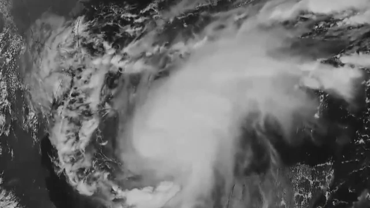 Florida y Alabama decretan estado de emergencia y evacúan plataformas petroleras por el huracán Isaias