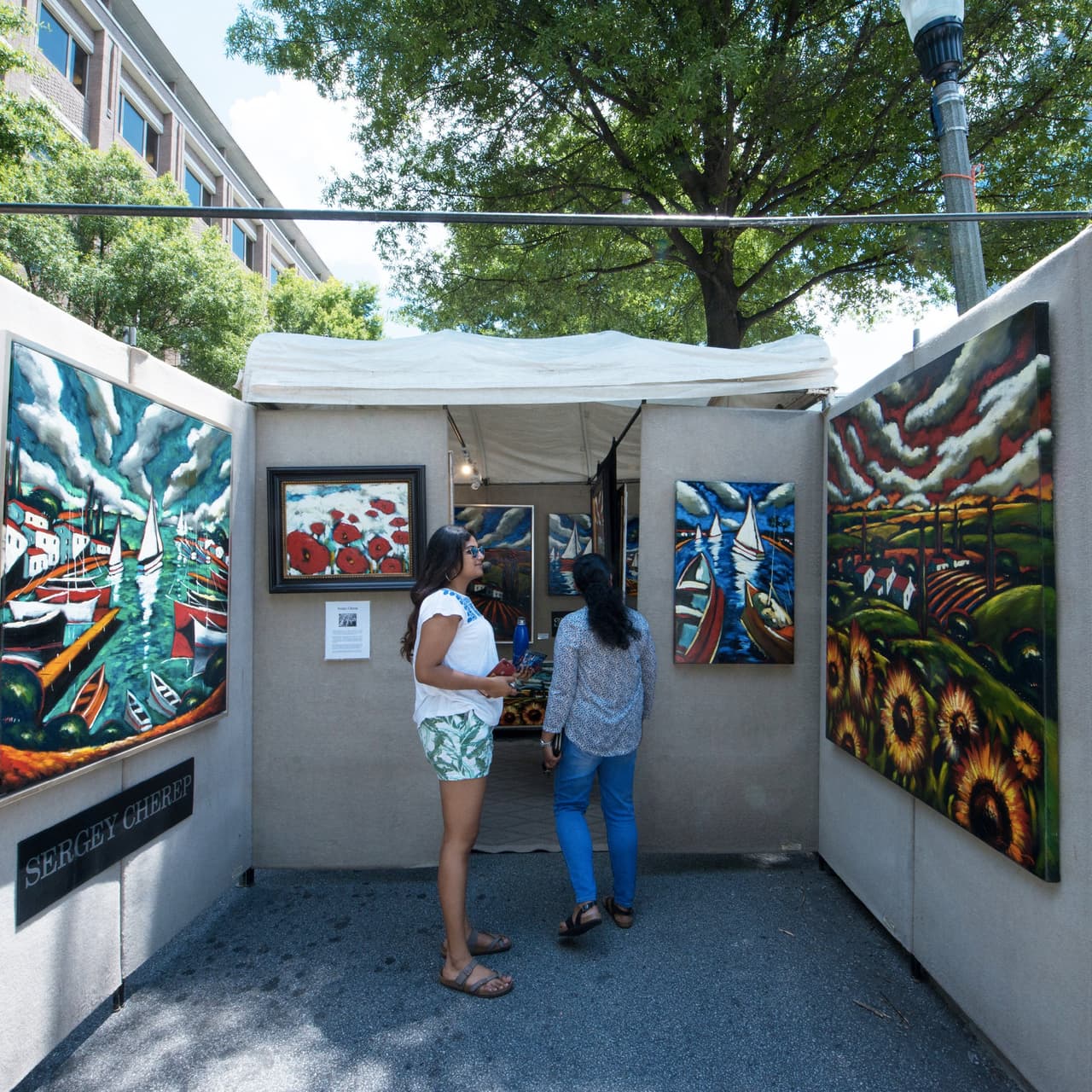 <b>Decatur Arts Festival</b>
<br>
<b>Fechas</b>: 5 al 7 de mayo
<br>
<b>Sitio web</b>: 
<a href="https://decaturartsfestival.com/">https://decaturartsfestival.com/</a> 
<br>
<br>Disfruta de la música en la plaza mientras paseas entre los negocios locales que organizan recepciones de arte gratuitas con refrigerios. El sábado y domingo, 6 y 7 de mayo, dirígete al Mercado de artistas que exhibe el trabajo de 140 artistas de todo el sureste del país.