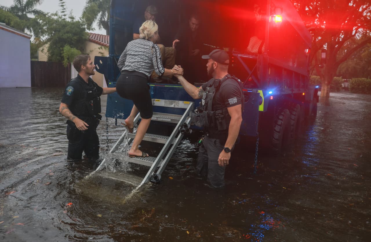 Miembros del equipo SWAT de la policía de Hollywood usaron sus vehículos de más altura para salir a ayudar a las personas atrapadas en medio de las inundaciones.