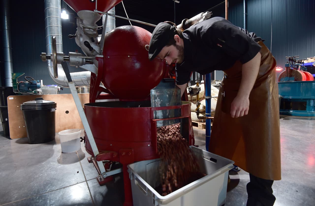 Es importante diferenciar el cacao natural y el chocolate, ya que este último es un producto procesado y su valor nutricional puede alterarse por la cantidad de azúcar y grasas que contiene en sus diferentes preparaciones.