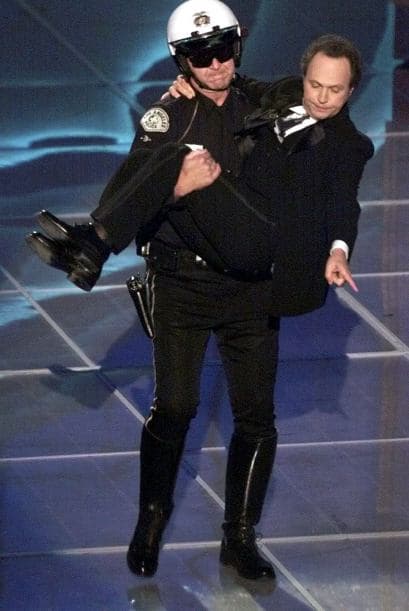 Para abrir esta generación de presentadores, pero cerrar la presentación, tenemos nuevamente a Billy Crystal sobre los escenarios de Oscar en el 2000.