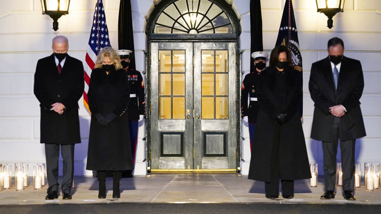 Estados Unidos superó este lunes las 500,000 muertes a causa del coronavirus, a menos de un año de que se produjera el primer fallecimiento oficial por covid-19 en el país, según cifras de la universidad Johns Hopkins. El presidente Joe Biden y la vicepresidente Kamala Harris recordaron y rindieron homenaje a quienes han muerto durante la pandemia. Enero ha sido el mes más mortífero a causa de la enfermedad. 
<b><a href="https://www.univision.com/noticias/salud/medio-millon-de-muertes-coronavirus-eeuu" target="_blank">Más información aquí</a></b>.