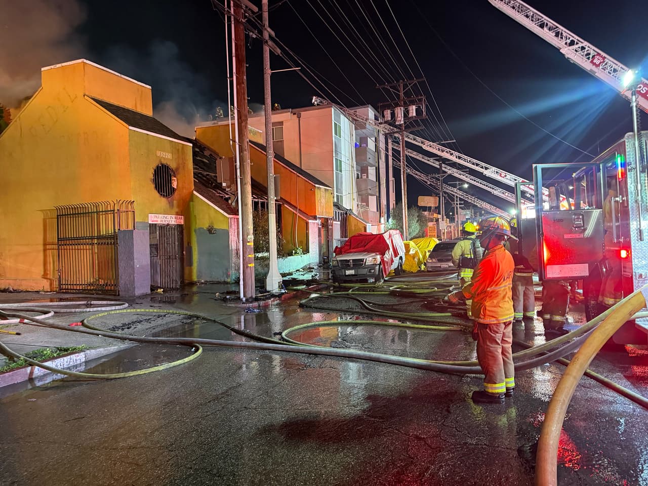 Dos personas resultaron heridas por inhalación de humo y fueron trasladadas al hospital en condición estable. Además,41 unidades del complejo de apartamentos recibieron etiqueta amarilla,lo que significa daños moderados que limitan su habitabilidad, desplazando temporalmente a decenas de residentes, incluyendo familias con niños.