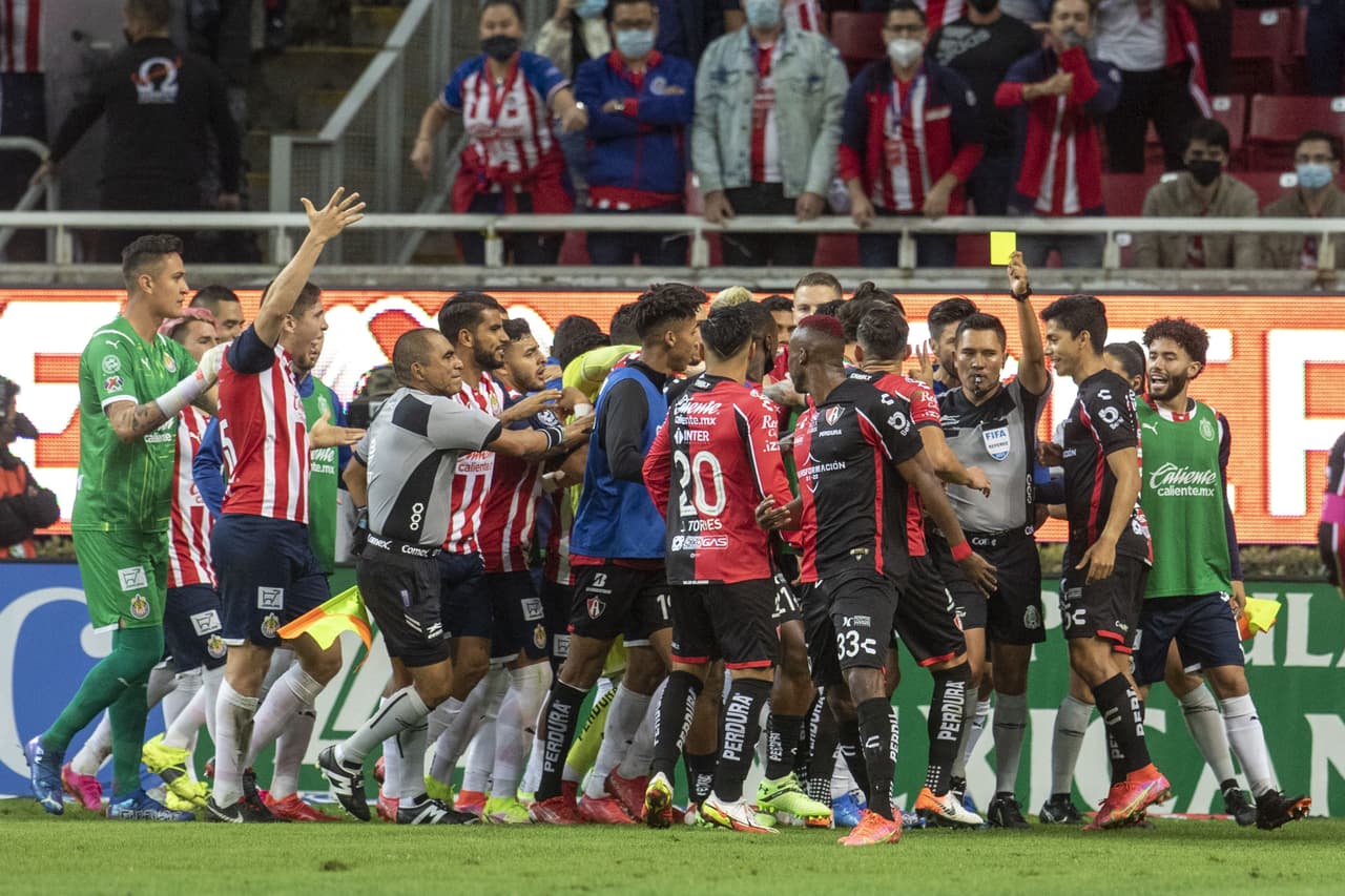 Tras el gol, se armó la trifulca. Los futbolistas rojiblancos sentían que hubo burla del Atlas en el festejo.