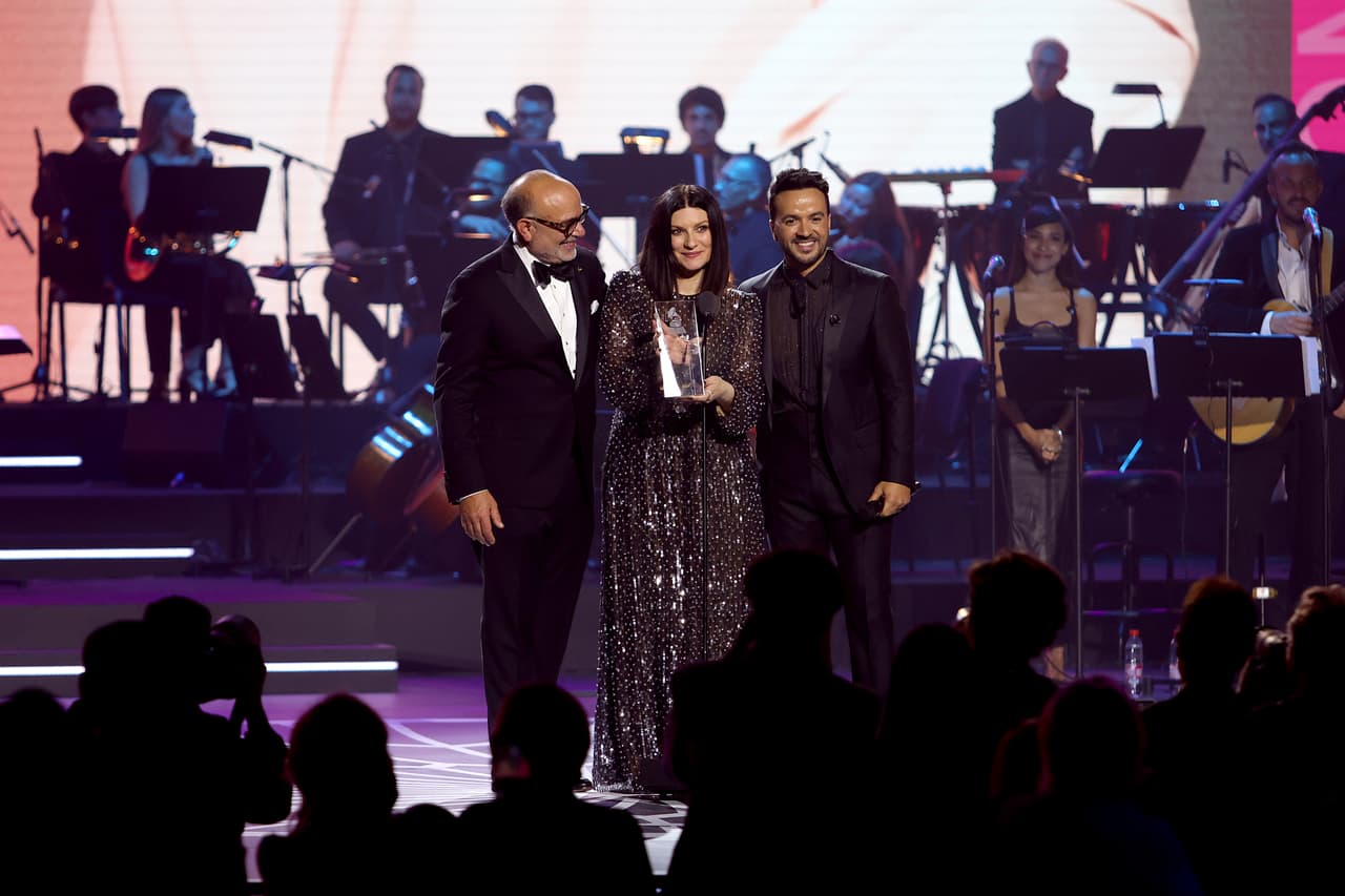 Manuel Abud, CEO de la Academia Latina de la Grabación y Luis Fonsi, entregaron a Laura Pausini el reconocimiento Persona del Año.
