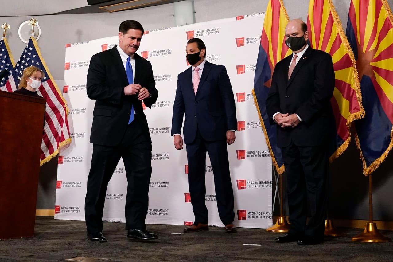 Ducey descarta nuevas restricciones o alivios en Arizona, pese a ola de contagios de covid-19