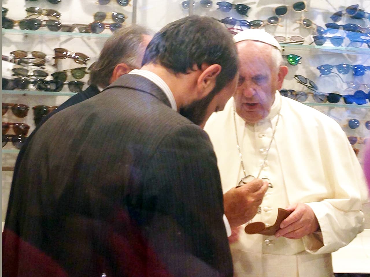 Pero sorpresivamente, entró como cualquier otro cliente a una óptica.