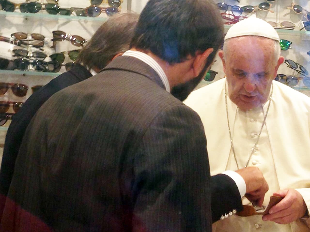 Son imágenes raras, porque no acostumbramos ver así al Pontífice.