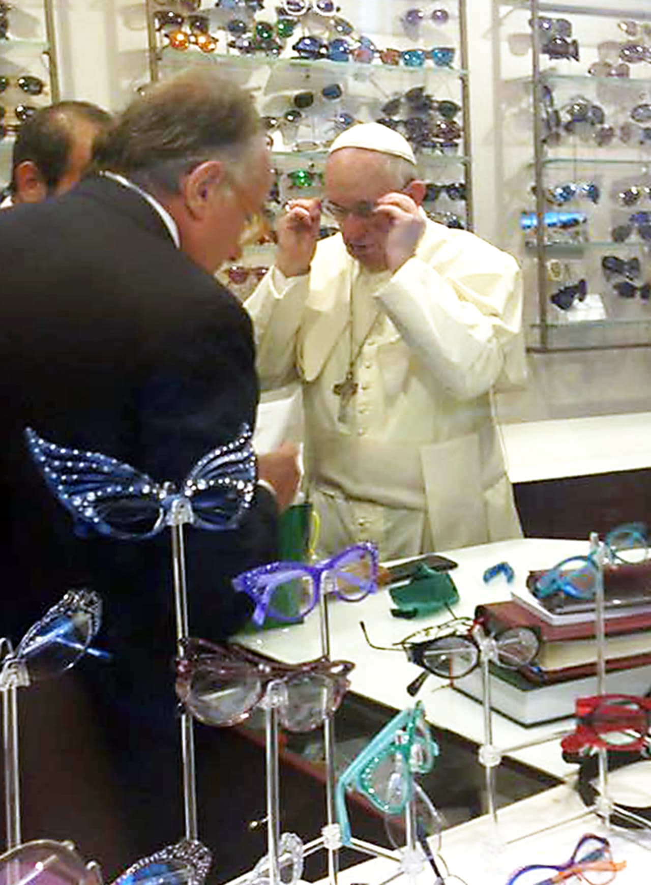 Decidiéndose entre modelos de gafas.