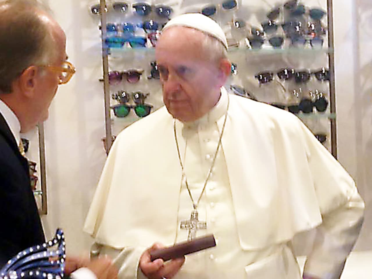 Escuchaba atento al encargado de la tienda.