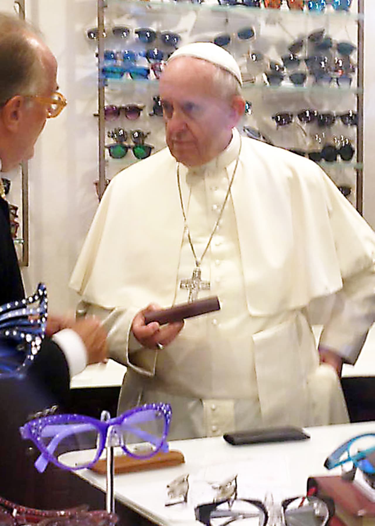 El Papa al parecer necesitaba unos nuevos anteojos.