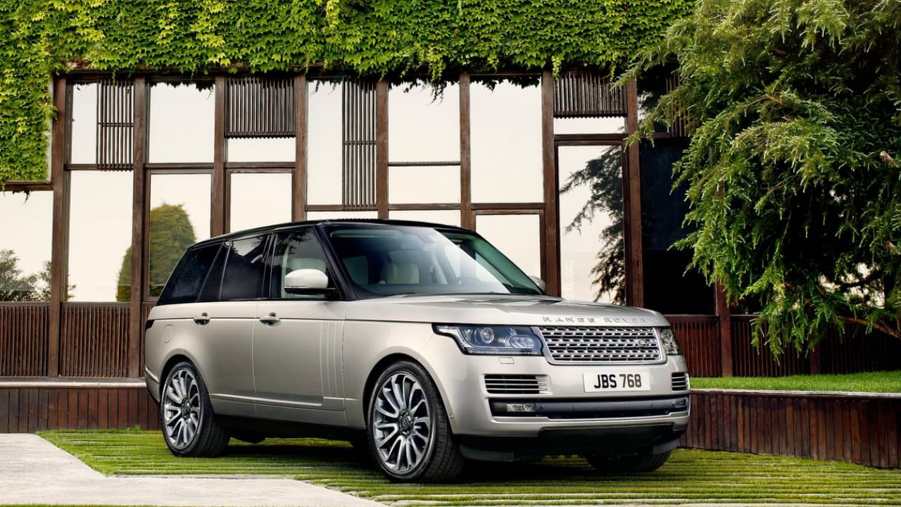 La 
<b><a href="https://www.univision.com/noticias/autos-historicos/lo-que-nunca-supiste-sobre-la-primera-range-rover-fotos" target="_blank">cuarta generación de la Range Rover</a></b>, lanzada como modelo 2013, es una camioneta todoterreno de lujo de estructura ligera, con motor V6 de 3.0 litros, que tal parece también es parte del garage de Jesús Mendoza.