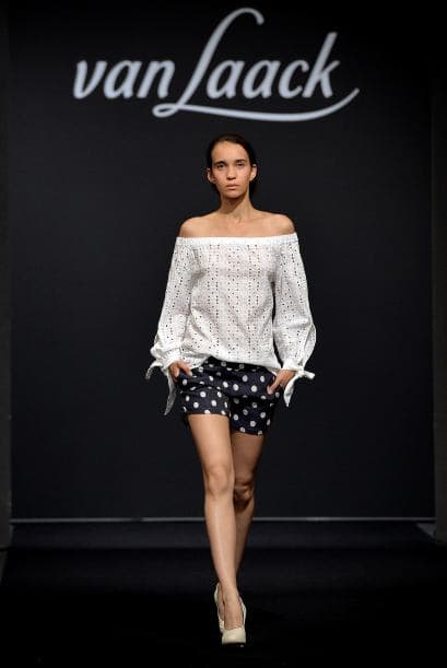 Trata de combinarlo con colores sólidos.