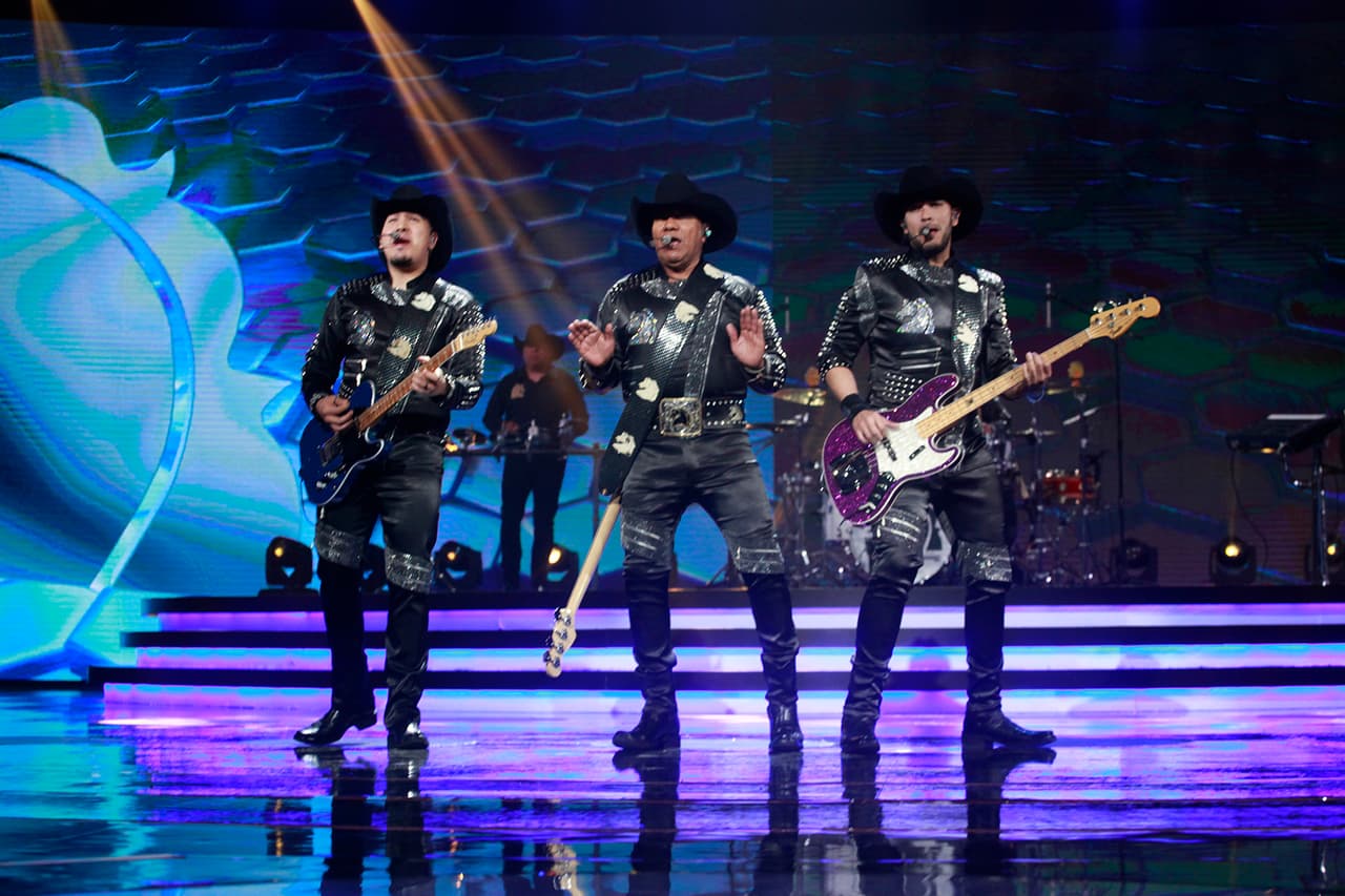 Los Tigres del Norte no es la única agrupación de regional mexicano que se ha expresado recientemente en apoyo a los migrantes de EEUU. A inicios de junio de 2019, Lupe Esparza, líder de Bronco, pidió a los hispanos residentes en este país que 
<b><a href="https://www.univision.com/famosos/lupe-esparza-envia-mensaje-de-aliento-a-los-migrantes-en-eeuu-para-que-no-desmayen-y-que-se-porten-bien-fotos" target="_blank">“no desmayen” y que “se porten bien”</a></b>. 
<br>