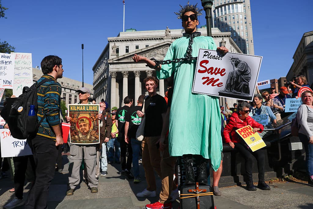 Entre los más de 10,000 asistentes al 'May Day Rally' hubo varios reclamos a favor del 
<b><a href="https://www.univision.com/noticias/inmigracion/kilmar-abrego-garcia-crece-la-indignacion-por-el-caso-del-salvadoreno-que-ice-reconoce-fue-deportad-por-error" target="_blank">salvadoreño Kilmar Ábrego García</a></b>, deportado "por error". El gobierno de Estados Unidos libra una batalla legal para impedir su regreso.