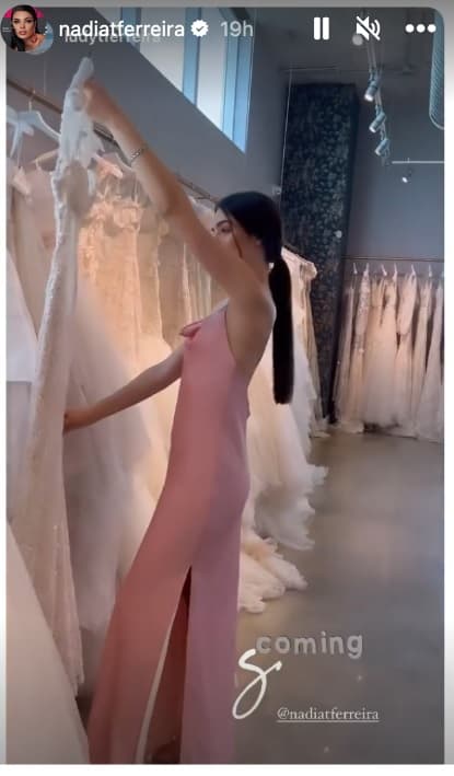 La modelo acudió a una prestigiosa firma de vestidos de novia para elegir el atuendo que usará el gran día. A esta cita la acompañó su madre, Ludy Ferreira, y su mejor amiga Gisela Airibas.