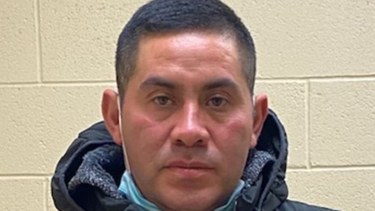 Domingo Márquez-Pérez, ciudadano mexicano, fue condenado en Carolina del Norte por tomarse libertades indecentes con niños, un delito grave. Fue arrestado junto a dos inmigrantes luego de cruzar la frontera por Douglas, Arizona.