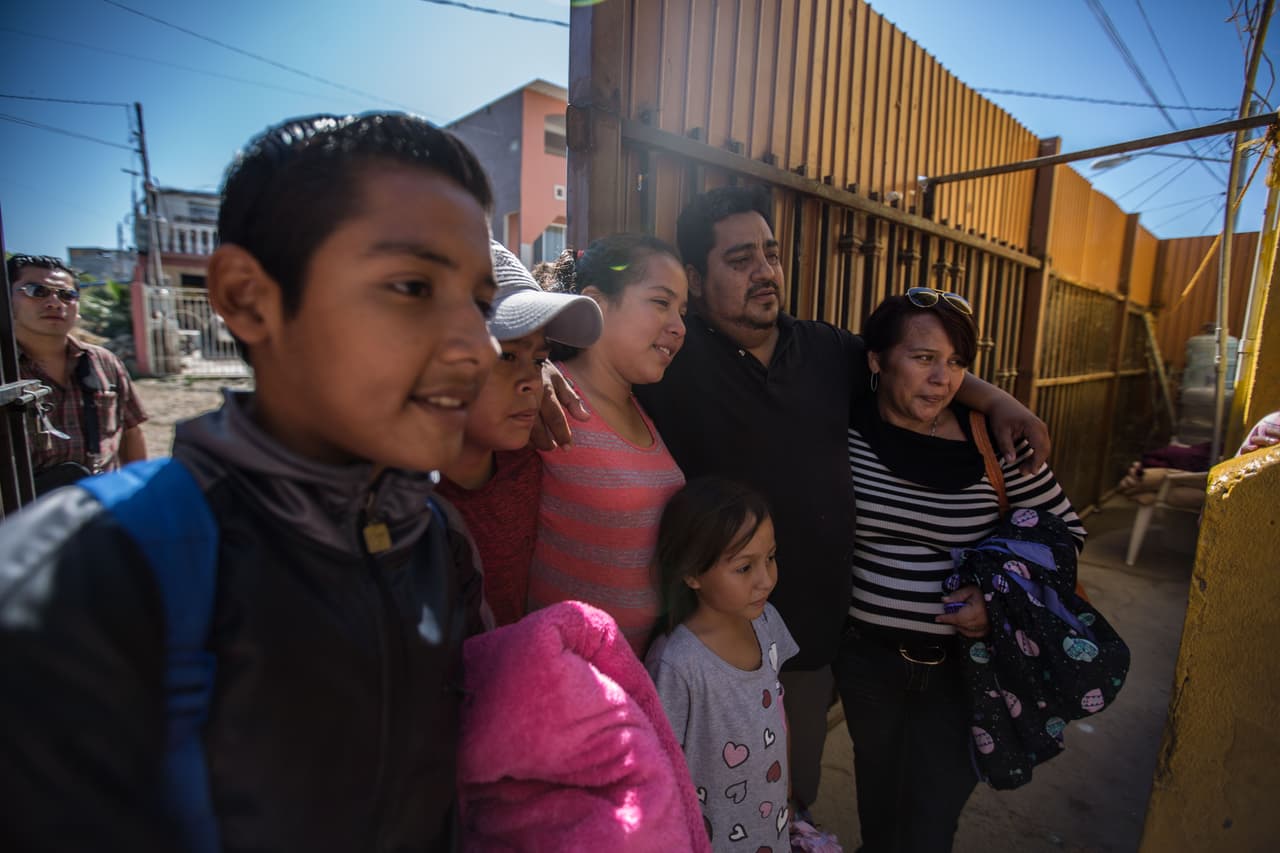 A minutos de marcharse, los Mejía se fotografían junto a un amigo del albergue. Cristina cuenta que tomó la decisión de marcharse por la insistencia de la niña menor, pero también al recordar una anécdota con otro niño que estuvo en el albergue: "Él le dijo un día a su madre: 
<b>'Mami, llama a la abuela y dile que deje ir al pajarito que tenemos enjaulado. Así, enjaulado, me sentí yo cuando entré a Estados Unidos'.</b> Me hizo pensar que la jaula puede ser de oro, pero él estaba encerrado, no sentía libertad".