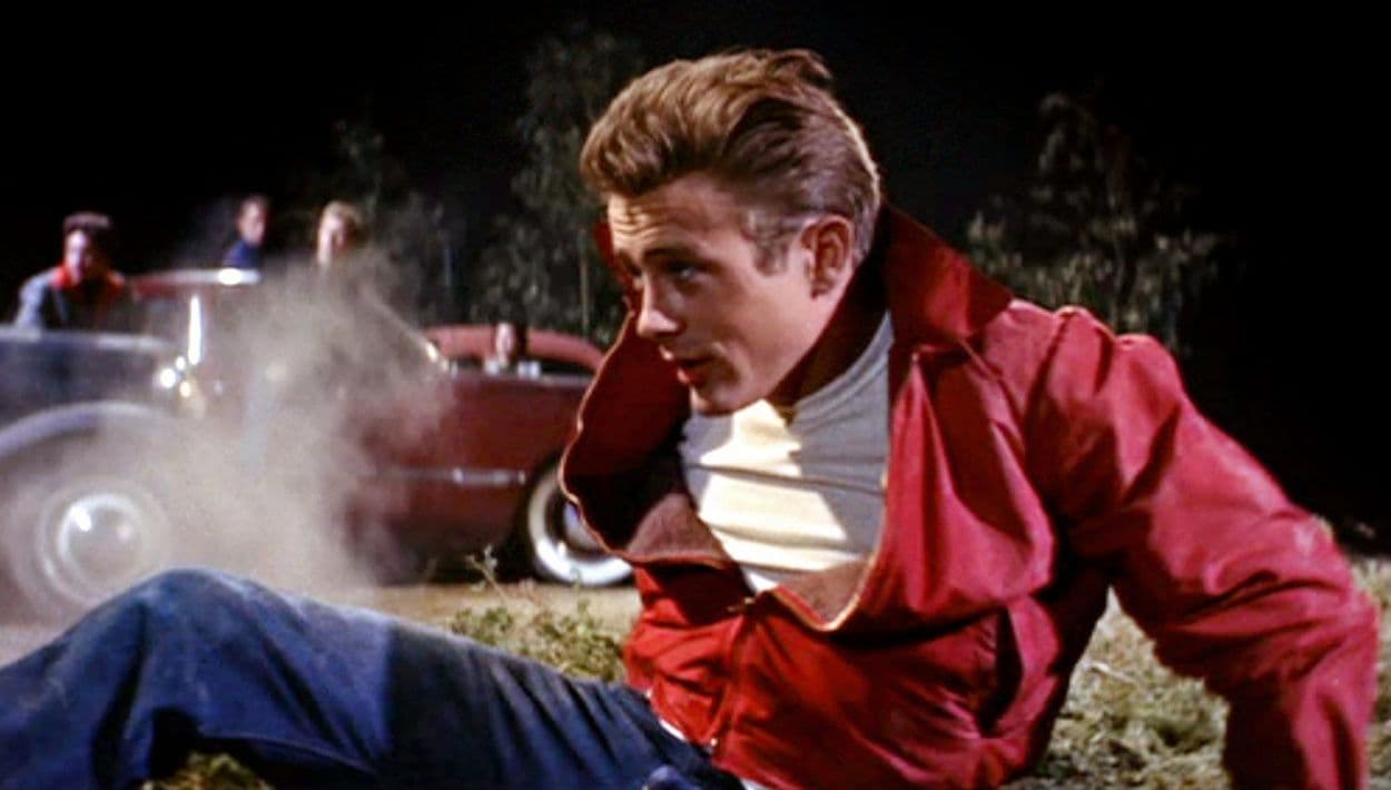 James Dean convirtió los jeans Levi’s en un símbolo de rebeldía juvenil en los años 50.