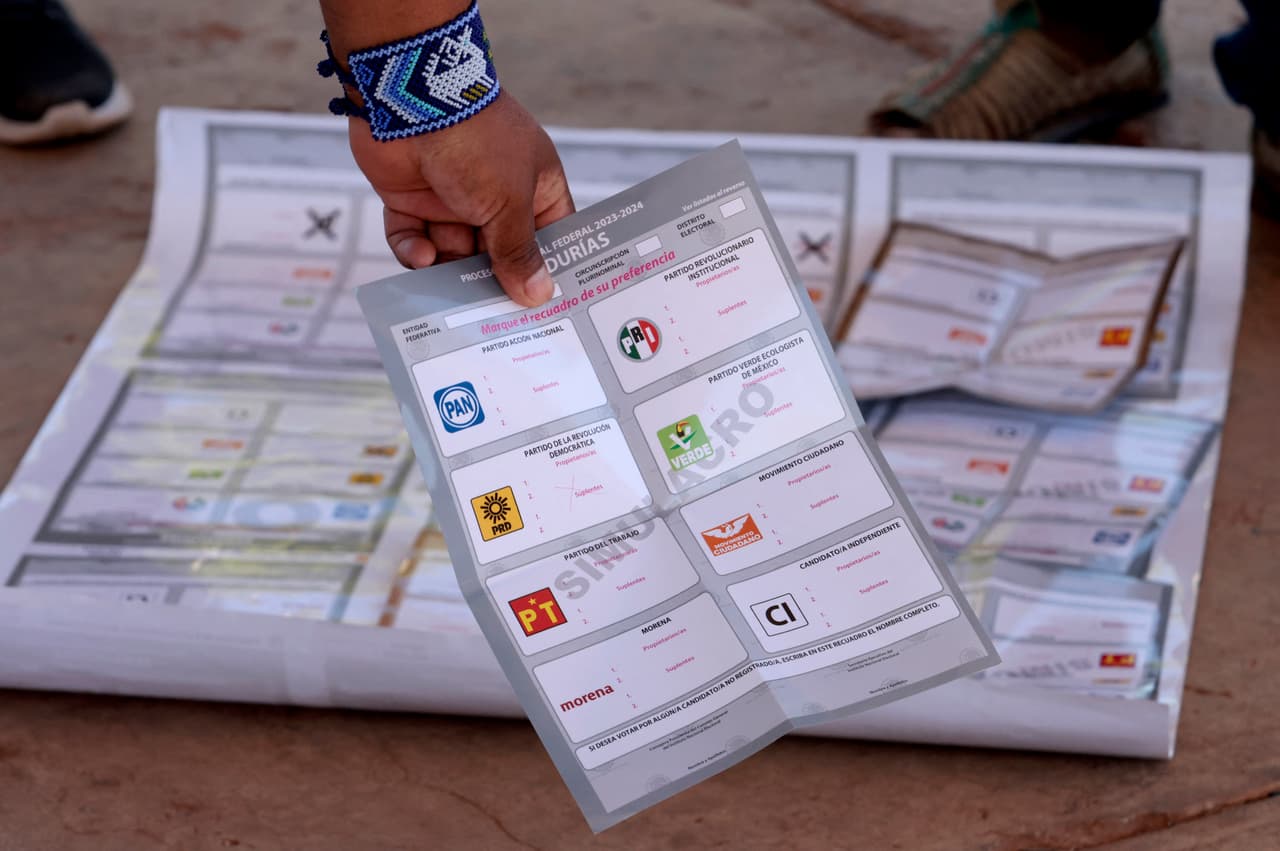 Para más información visita la página de 
<a href="https://votoextranjero.mx/web/vmre/inicio" target="_blank">votoextranjero.mx.</a> También puedes llamar al INETEL sin costo desde los Estados Unidos al 1 (866) 986 8306. Desde otros países por cobrar: +52 (55) 5481 9897.